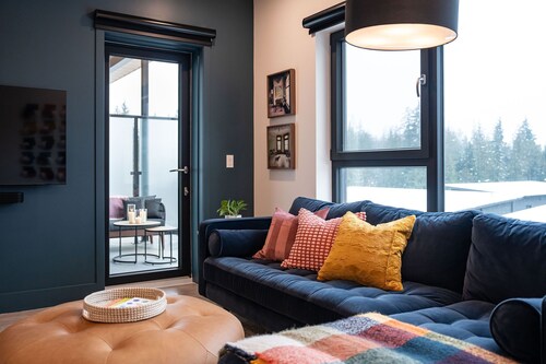 Top Floor Mountainside Condo at Mackenzie Plaza