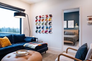2 bedrooms, iron/ironing board, free WiFi, bed sheets - Epic Mountain Views & AC | 2.5km to RMR & Town⁠ (Revelstoke)