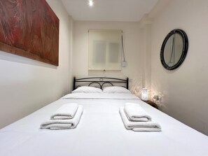 1 bedroom, iron/ironing board, WiFi, bed sheets - Historic Center getaway 10' walk to Acropolis hill (Athina)