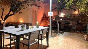 Outdoor dining - Historic Center getaway 10' walk to Acropolis hill (Athina)