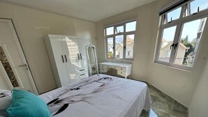 A bedroom with a bed, a desk, and a wardrobe. - Villa Orchidee Un Havre de Paix (Pamplemousses)