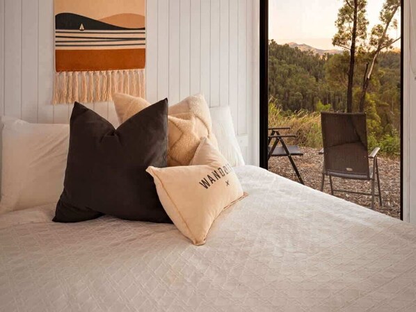 1 bedroom, bed sheets