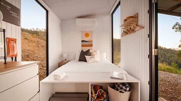 1 bedroom, bed sheets