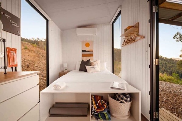 1 bedroom, bed sheets