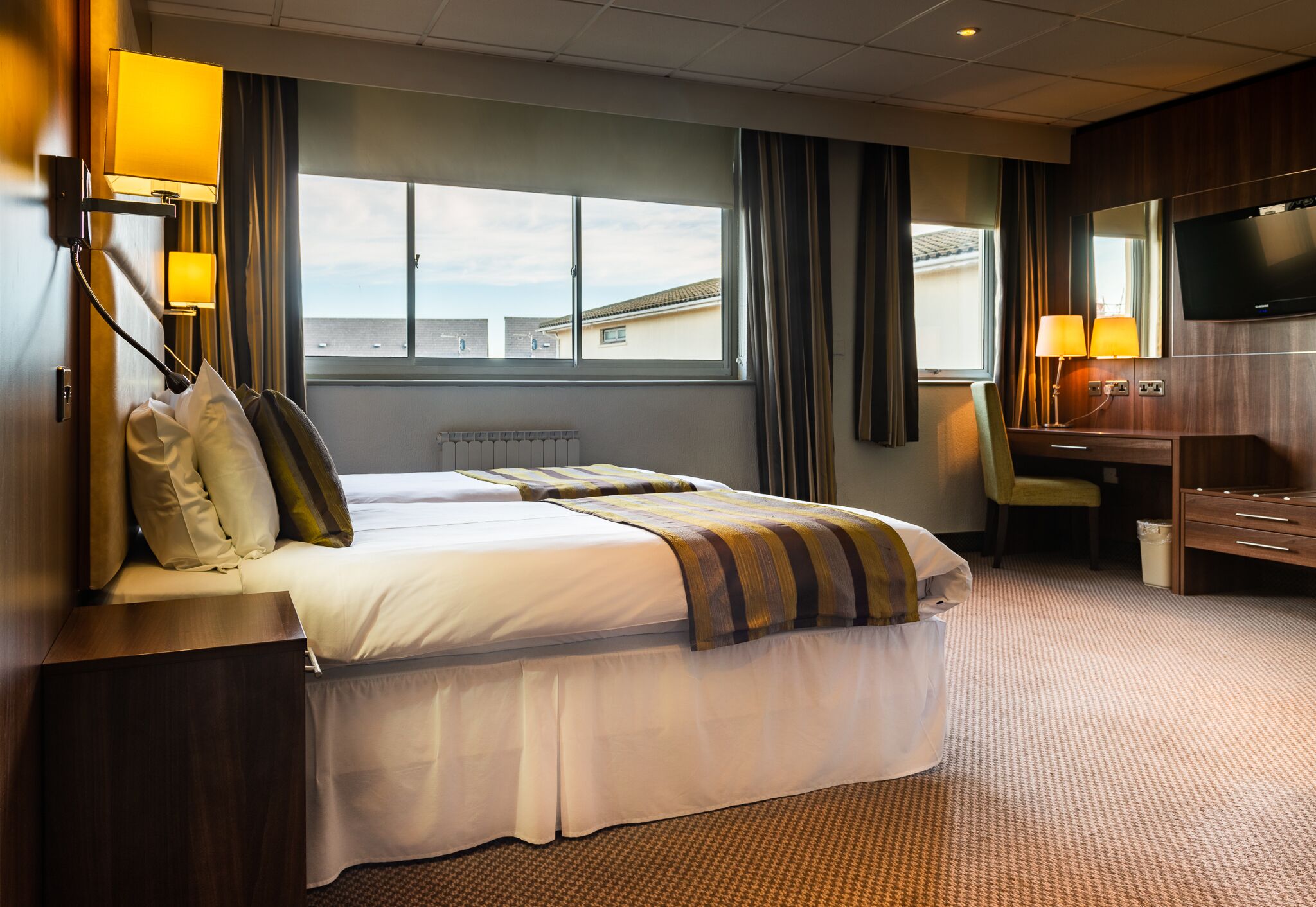 ملاءات للفراش لا تسبب الحساسية ومكتب ومساحة عمل للكمبيوتر المحمول