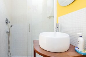 Dusche, Haartrockner, Bidet, Handtücher