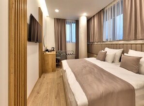 Standard Double or Twin Room | Minibar, in-room safe, desk, blackout drapes - Hotel Emerald (Mostar)