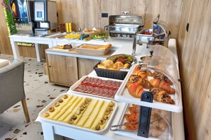 Tägliches inbegriffenes kontinentales Frühstück