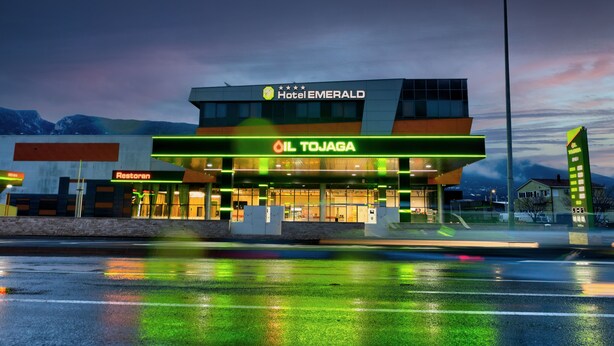 Hotel Emerald, et hotel med synlig skiltning til restaurant, og en tankstation ved navn Oil Toga.