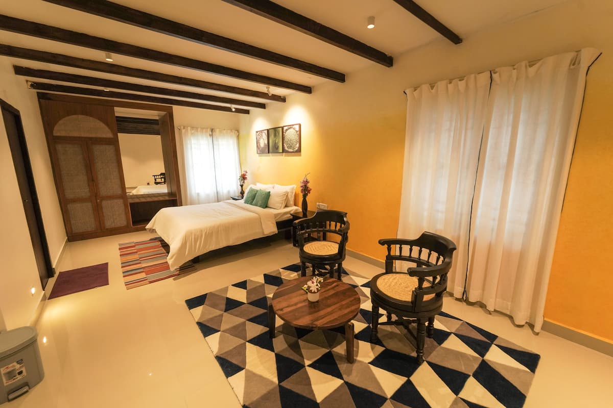 Muebles diferentes, escritorio, wifi gratis y ropa de cama