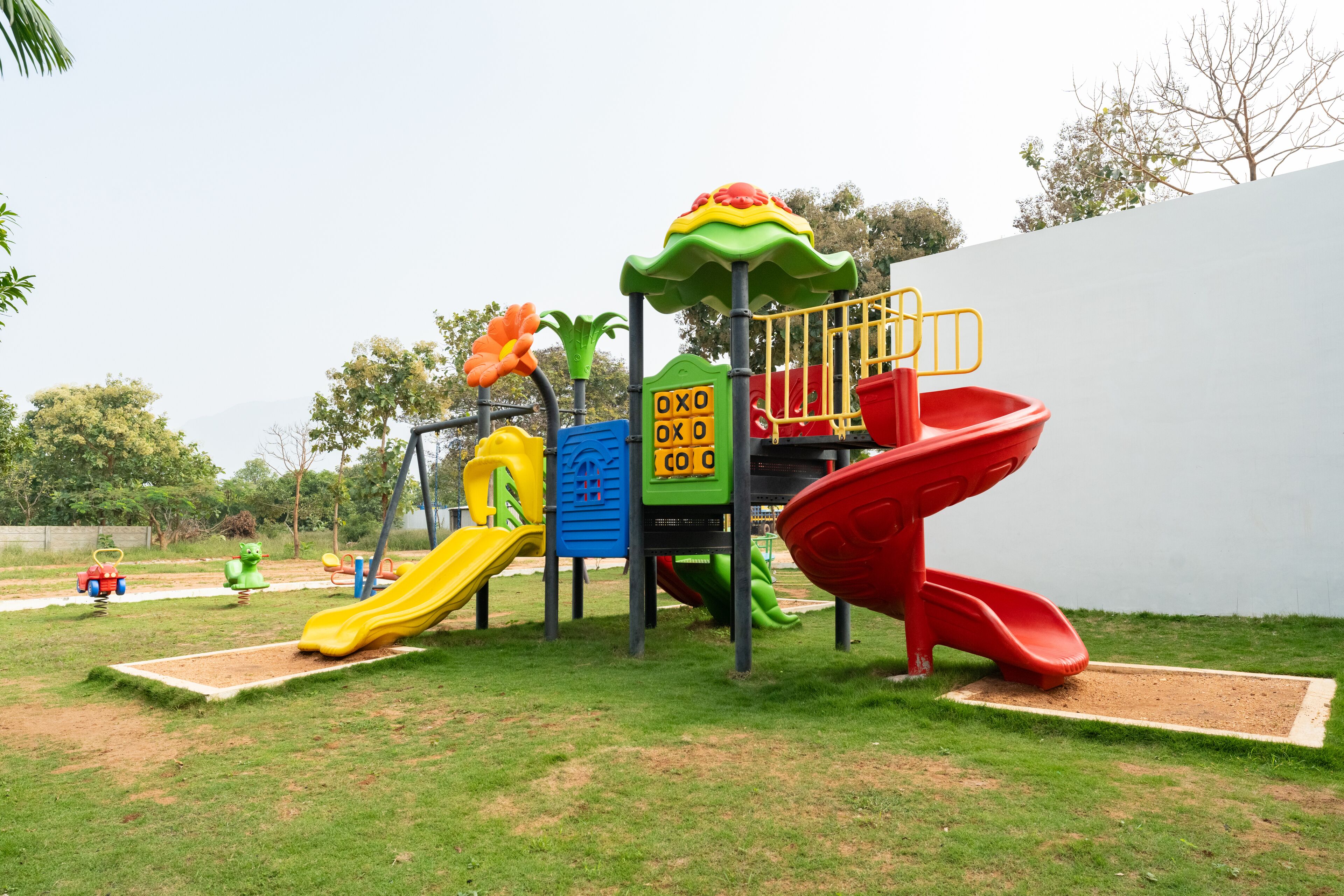 Un parque infantil con toboganes y estructuras para escalar.