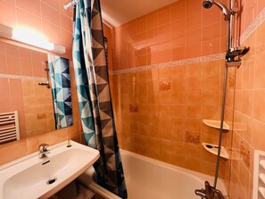 A bathroom with a sink, shower, and tiled walls. - Cozy studio for 4 pers with south-facing balcony (Les Saisies)