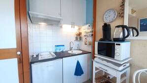 Kaffetrakter/tekoker, mikrobølgeovn, kokeplater og brødrister