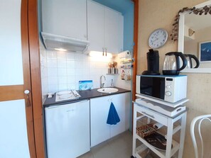 Microwave, stovetop, coffee/tea maker, toaster - Cozy studio for 4 in Saint-Lary-Soulan with equipped kitchenette (Saint-Lary-Soulan)