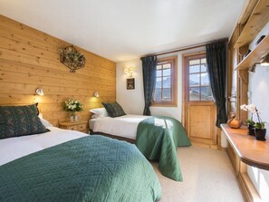 5 bedrooms, desk, free WiFi, bed sheets