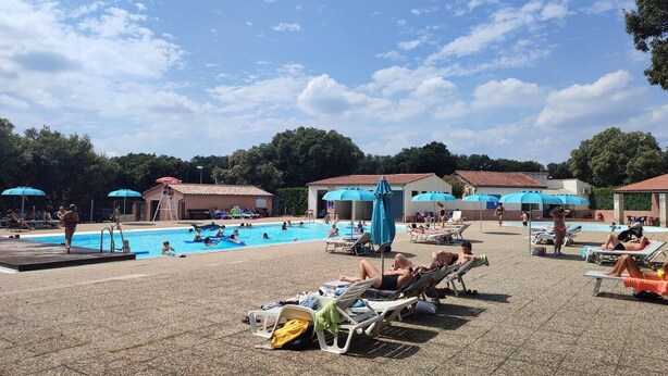 A swimming pool area with multiple pools, sun loungers, and umbrellas. - Mobil-home Dans Petit Camping Tranquil. Calme, Ombragé et Nombreuses Activités (Orgnac-l'Aven)