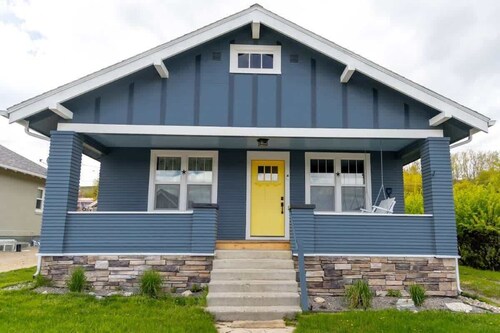 Bluebird Bungalow- In Town- Pet Friendly-