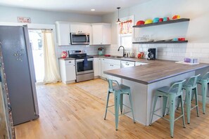 Réfrigérateur, four à micro-ondes, un four, surface de cuisson