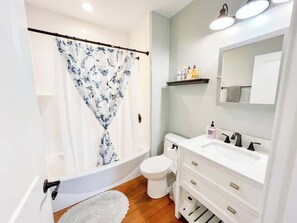 Chuveiro, produtos de toalete biodegradáveis, secador de cabelo 