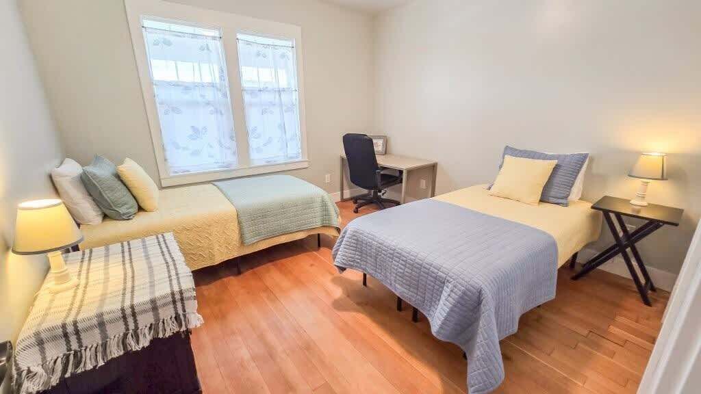 2 camere, una scrivania, ferro/asse da stiro, culla da viaggio