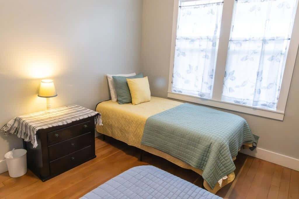 2 bedrooms, desk, iron/ironing board, travel crib