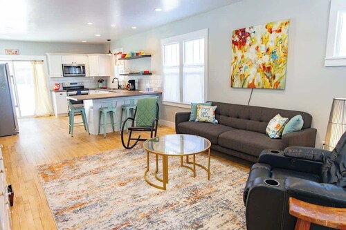 Bluebird Bungalow- In Town- Pet Friendly-