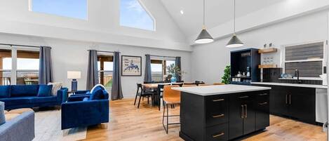 テレビ、暖炉、書斎 / ワークスペース