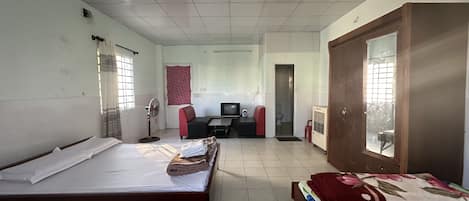 Family Room | Desk, free WiFi, bed sheets