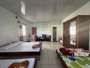 Desk, free WiFi, bed sheets - OYO 1220 Nha Nghi Kim Van (Da Nang)