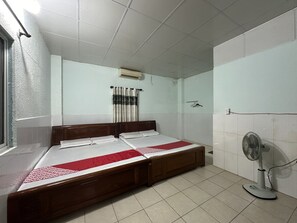 Escritorio, wifi gratis y ropa de cama 