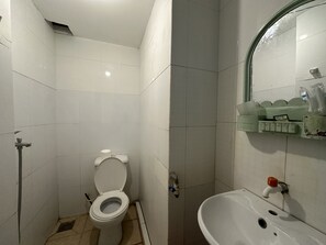 Bathroom - OYO 1220 Nha Nghi Kim Van (Da Nang)