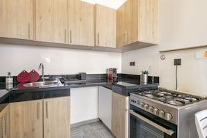 Casa urbana | Cocina privada | Refrigerador, horno, cafetera de espresso y cafetera y tetera