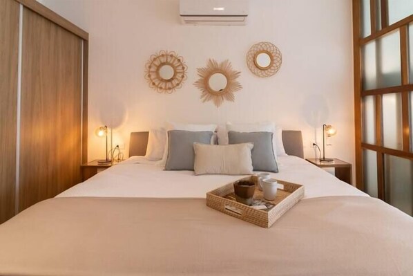 Appartement Deluxe, 1 très grand lit et 1 canapé-lit, accès à la piscine | Fer et planche à repasser, accès au Wi-Fi (inclus)