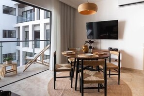 디럭스 아파트, 킹사이즈침대 1개 및 소파베드, 수영장 이용 | 객실 내 식사 공간