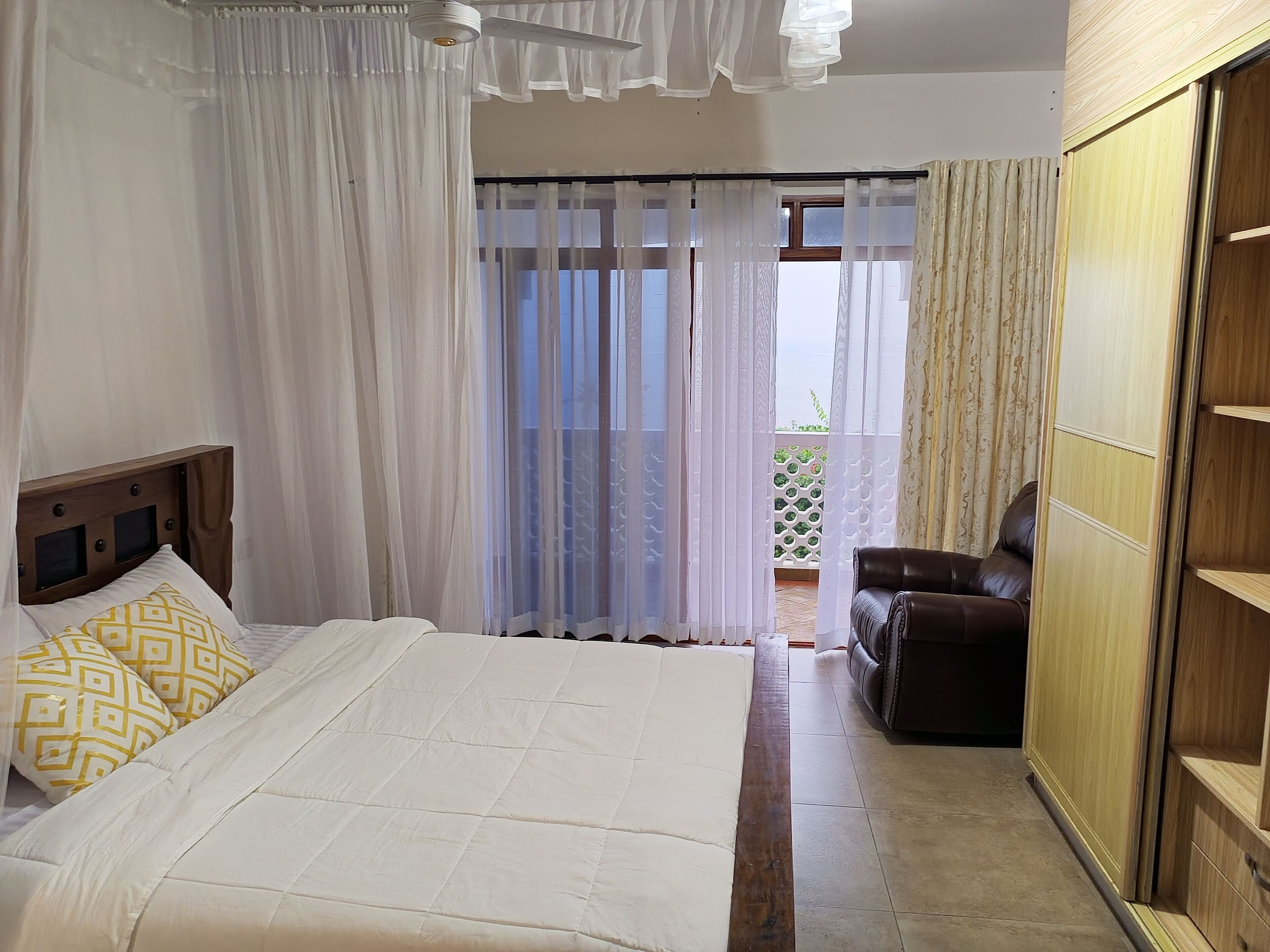 3 多间卧室、客房内保险箱、熨斗/熨衣板、免  费 WiFi