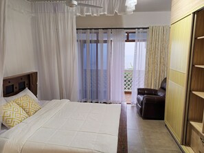 3 quartos, cofres nos quartos, ferros/tábuas de passar roupa