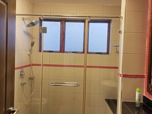 Chuveiro, bidê, toalhas de banho, sabonete