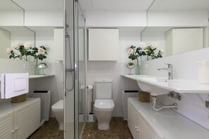 Een douche, handdoeken