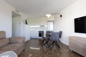 TV - AirCon Apartment with Rooftop Pool · Beach 50m · 236 UHC BALIS (Cambrils)