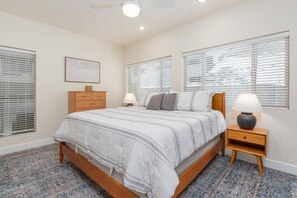 3 habitaciones, escritorio, tabla de planchar con plancha y wifi