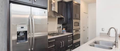 Geladeira, micro-ondas, fogão, cooktop