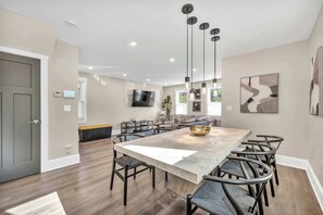 Dining - 2 King Beds | Sauna, Hot Tub & Pickleball Court (Cleveland)