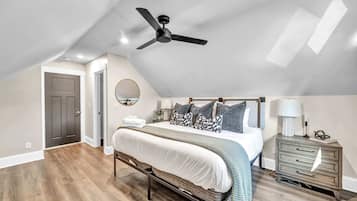 3 habitaciones, escritorio y tabla de planchar con plancha