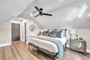 3 bedrooms, desk, iron/ironing board, travel crib - 2 King Beds | Sauna, Hot Tub & Pickleball Court (Cleveland)