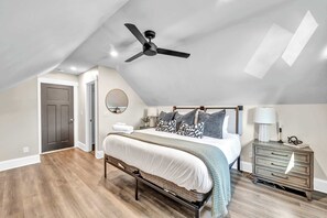 2 室のベッドルーム、デスク、アイロン / アイロン台、旅行用ベビーベッド