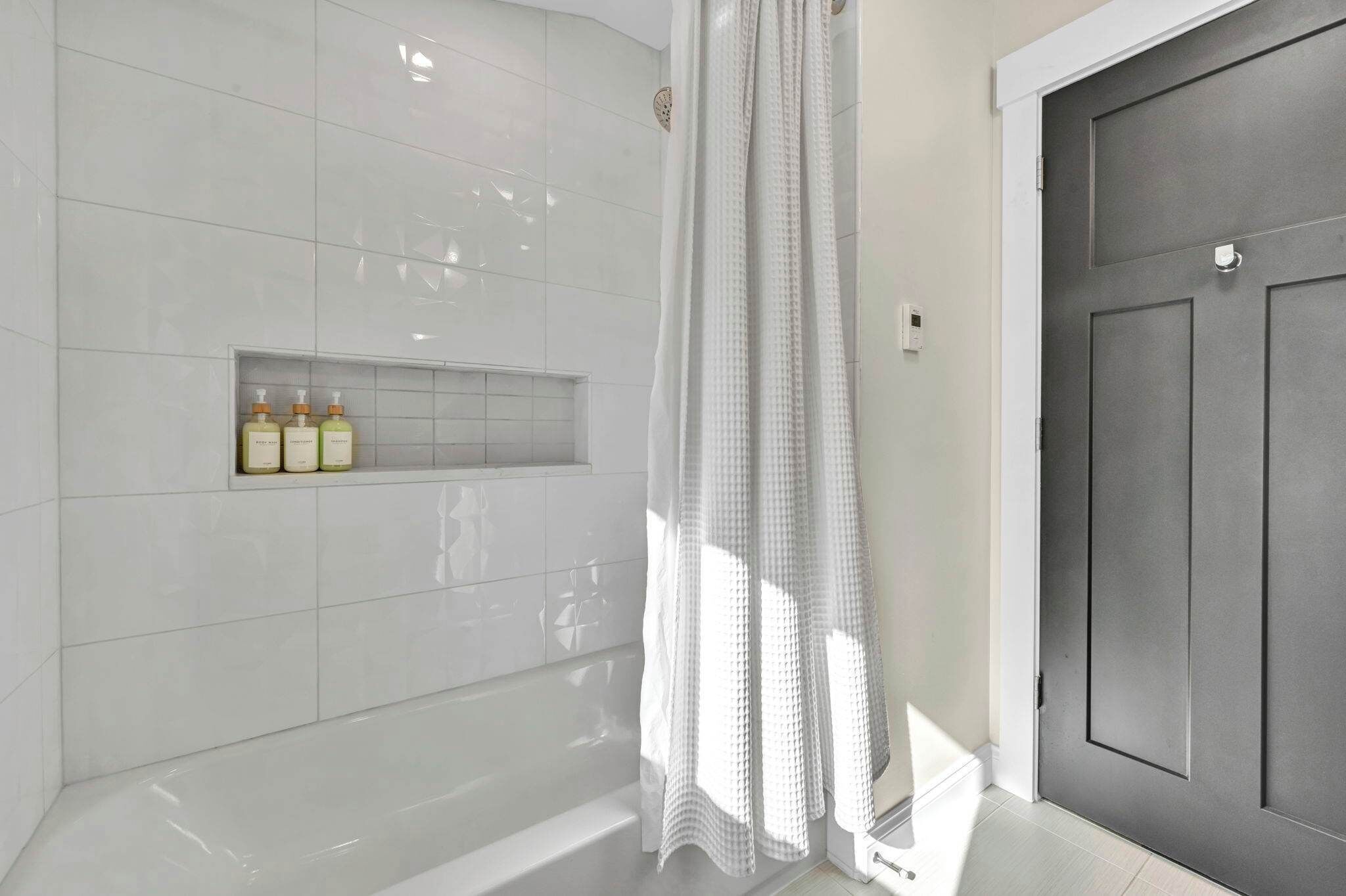 Douche, sèche-cheveux, serviettes fournies, shampoing