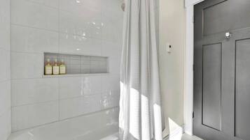 Douche, sèche-cheveux, serviettes fournies, shampoing