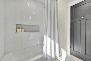 Bruser, hårtørrer, håndklæder, Shampoo