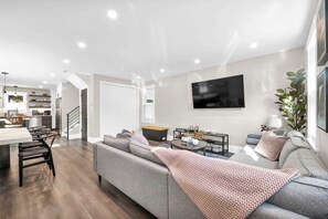 TV, offices - 2 King Beds | Sauna, Hot Tub & Pickleball Court (Cleveland)