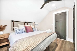 3 bedrooms, desk, iron/ironing board, travel cot - 2 King Beds | Sauna, Hot Tub & Pickleball Court (Cleveland)